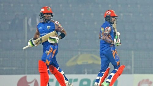 ঢাকাকে ১০ উইকেটে উড়িয়ে দিয়ে খুলনার চারে চার