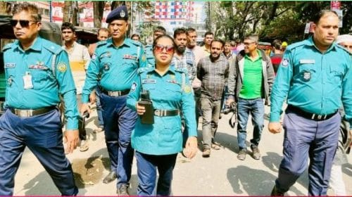 বরিশাল নগরীর ফুটপাত দখলমুক্ত করতে ট্রাফিক পুলিশের উচ্ছেদ অভিযান