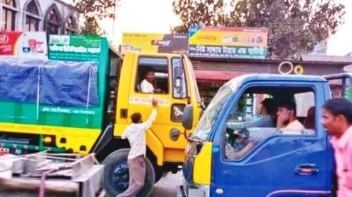 বরিশালে সড়কে যানবাহন থামিয়ে প্রকাশ্যে চাঁদাবাজি