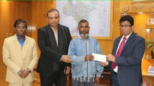 বরিশালে আগুনে পুড়ে নিহত কলেজছাত্র সজীবের পরিবারের পাশে জেলা প্রশাসন