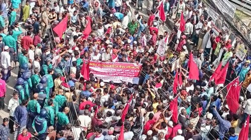 বরিশালে শ্রমিকদের পাল্টাপাল্টি বিক্ষোভ, সড়ক অবরোধ