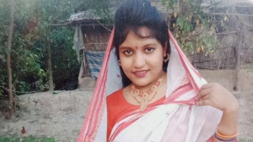 বাড়ি থেকে বের হয়ে নিখোঁজ, রাস্তার পাশে মিলল গৃহবধূর মরদেহ