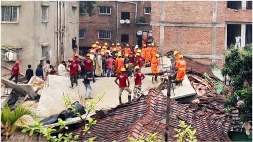 কলকাতায় হুড়মুড়িয়ে ভেঙে পড়ল বহুতল ভবন, নিহত অন্তত ৮