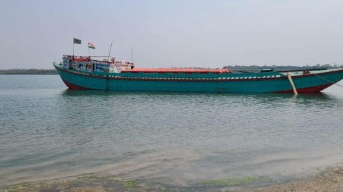 পদ্মা নদীতে আটকে পড়েছে পণ্যবাহী জাহাজ