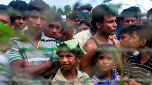 বিপাকে পড়ে এখন রোহিঙ্গাদের সহায়তা চাচ্ছে মিয়ানমার সেনাবাহিনী