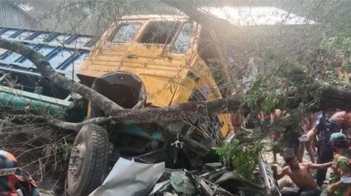 ঝালকাঠিতে মাইক্রোবাস-অটোরিকশা নিয়ে ট্রাক খাদে পড়ে নিহত ১১