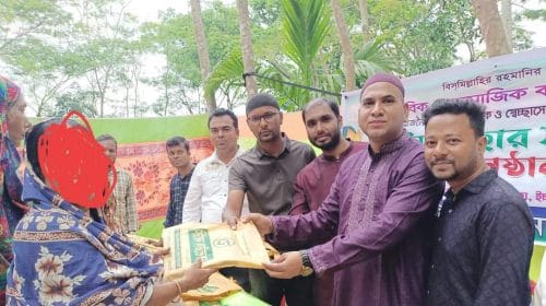 ঝালকাঠিতে সিটিজেন ফাউন্ডেশনের উদ্যোগে ঈদবস্ত্র বিতরণ।