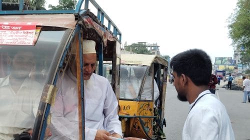 বরিশালে তৃষ্ণার্ত মানুষের মাঝে এনএস ফোরাম এ্যালামনাই’র পানি বিতরণ 