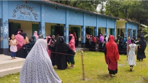 বরিশালের কেন্দ্রগুলোতে পুরুষ কম নারী ভোটারের উপস্থিতি বেশি
