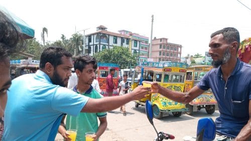 বরিশালে তৃষ্ণার্ত মানুষের মাঝে মানবতার সেবায় রক্তদান ফাউন্ডেশন উদ্যোগে শরবত বিতরণ