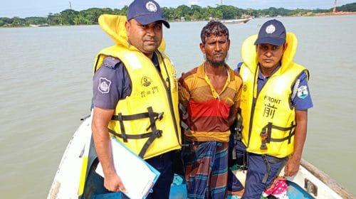 বরিশালে নৌপুলিশের অভিযানে ৭ জেলে আটক