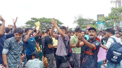 বরিশাল-ঢাকা মহাসড়ক অবরোধ করে বিশ্ববিদ্যালয় শিক্ষার্থীদের বিক্ষোভ