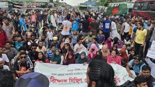 কোটা বাতিলের দাবিতে বিএম কলেজ শিক্ষার্থীদের রাস্তা অবরোধ