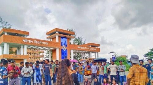 বাংলা ব্লকেডের ২য় দিনে কোটা বিরোধী আন্দোলনে উত্তাল বরিশাল
