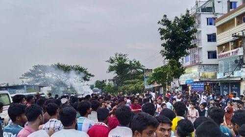 আন্দোলনকারীদের তোপের মুখে স্থান ত্যাগ করলো পুলিশ