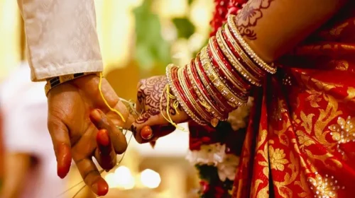 সরকারি ঘরের টাকা পেয়েই প্রেমিকের সঙ্গে পালাল ১১ গৃহবধূ