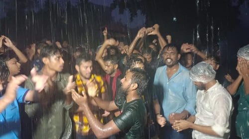 কোটা আন্দোলন: ঝুম বৃষ্টি উপেক্ষা করে আন্দোলনে রাবি শিক্ষার্থীরা