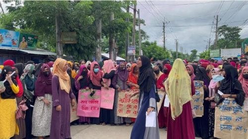 বরিশালে বেতন-বোনাস বৃদ্ধি করাসহ বিভিন্ন দাবিতে শ্রমিকদের বিক্ষোভ