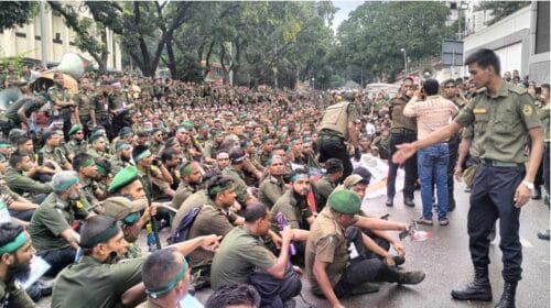 ‘ত্রাণের গাড়ি আটকে আন্দোলন করছেন আনসার সদস্যরা’