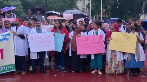 শহীদ মিনারে ডেন্টাল-মেডিকেলের শিক্ষক-শিক্ষার্থীদের প্রতিবাদ সমাবেশ
