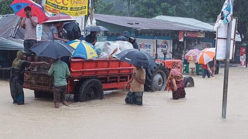 বিদ্যুৎ বিচ্ছিন্ন ফেনী, বানভাসি মানুষের দুর্ভোগ চরমে