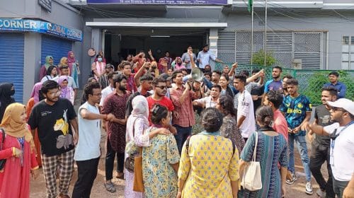 গ্লোবাল ইউনিভার্সিটি বন্ধ ঘোষণার প্রতিবাদে শিক্ষার্থীদের বিক্ষোভ