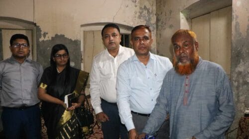 ছাত্র আন্দোলনে শহিদ আবিরের পরিবারের পাশে দাঁড়ালেন বরিশালের ডিসি