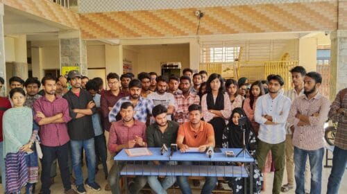 ট্রেনের টিটিই দ্বারা শিক্ষক লাঞ্ছিত হওয়ায় শিক্ষার্থীদের সংবাদ সম্মেলন