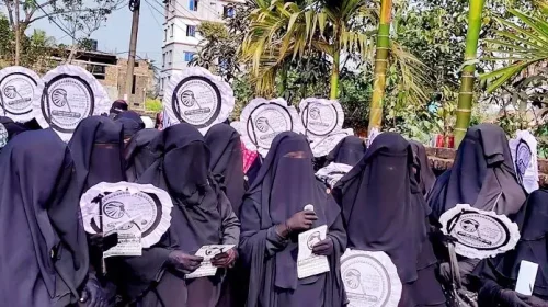 বরিশালে হাতপাখার প্রচারণায় নারীরা