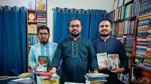 ঝালকাঠিতে ইনসাফ যুব পাঠাগারে শতাধিক বই প্রদান করলেন কবি মুন্সি বুরহান মাহমুদ