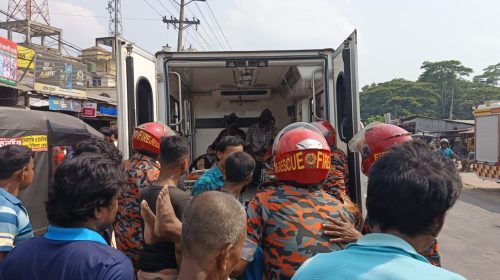 গৌরনদীতে দূর্ঘটনার কবলে লাশবাহী অ্যাম্বুলেন্স: আহত-৭