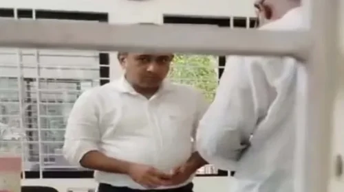 বাবুগঞ্জে ভূমি কর্মকর্তার ঘুষ গ্রহণের ভিডিও ভাইরাল