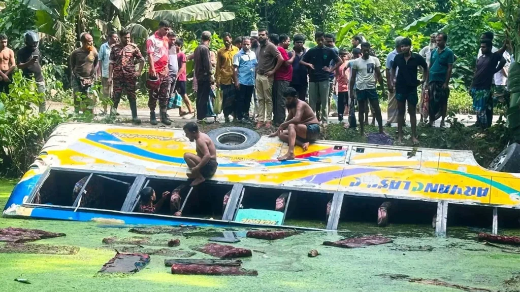 বরিশালে যাত্রীবাহী বাস নিয়ন্ত্রণ হারিয়ে পুকুরে, হতাহতের আশঙ্কা