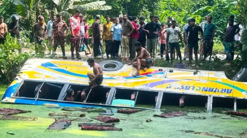 শনিবার সকালে এ ঘটনা ঘটে: বরিশালে যাত্রীবাহী বাস নিয়ন্ত্রণ হারিয়ে পুকুরে, হতাহতের আশঙ্কা