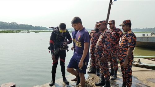 পিরোজপুরের ট্রলার ডুবে শিশু নিহত, ১৮ ঘন্টায়ও খোঁজ মেলেনি মায়ের