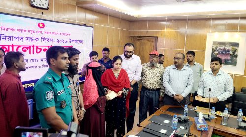 বরিশালে নিরাপদ সড়ক দিবস উপলক্ষে আলোচনা সভা, দুর্ঘটনায় ক্ষতিগ্রস্ত ৩৯ পরিবারকে অনুদানের চেক বিতরণ