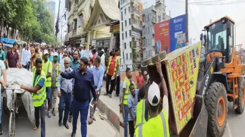 বরিশাল চৌমাথায় ফুটপাত দখলমুক্ত করতে বিসিসির অভিযান